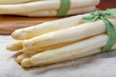 Taze pişmemiş beyaz kuşkonmaz, yeni hasat, yakın çekim.