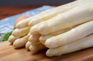 Bir demet taze pişmemiş kuşkonmaz ve haşlanmış yumurta, yeni hasat, yakın çekim.