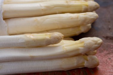 Taze çiğ organik, yüksek kalite kuşkonmaz. Yakın pişirmeye hazır.