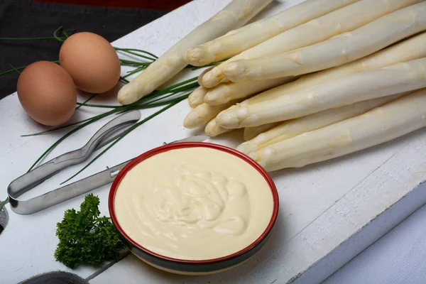 Biały Sos Hollandaise Misce Tradycyjny Sos Potraw Gotowanymi Białymi Szparagami — Zdjęcie stockowe