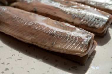 Hollanda ringalarının yeni mevsimi taze tuzlanmış balıklar yenmeye hazır, Hollanda 'da geleneksel yiyecekler