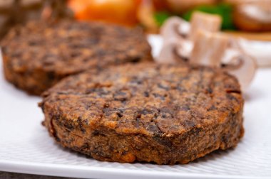 Lezzetli organik vejetaryen yemekleri, şampiyon mantarlı burgerler, ona shimeji, havuç ve soğanlı.