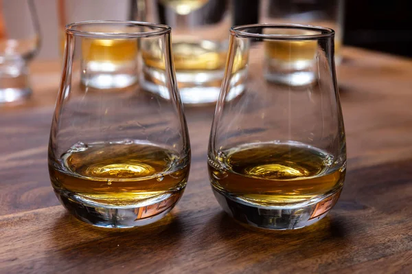 苏格兰 酿酒厂的苏格兰单麦芽威士忌或混合威士忌的味道 — 图库照片