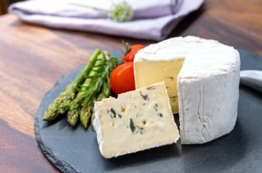 Fransız peynirleri koleksiyonu, Le Bleu inek sütü beyaz küflü yumuşak mavi peynir.