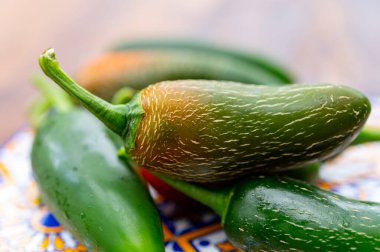 Taze yeşil Meksika biberleri kapanıyor.