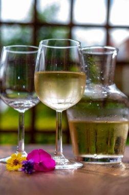 Tahta pergola ile güneşli bahçe terasında soğuk beyaz üzüm şarabı tatmak