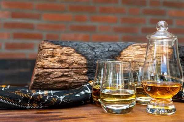 Különböző Skót Whisky Italok Kóstolása Hagyományos Brit Házban — Stock Fotó