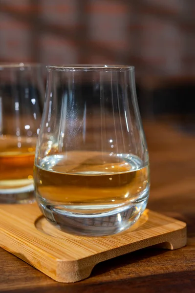 Degustacja Szkockiej Whisky Tradycyjnym Starym Domu Cieniem Drewnianych Brytyjskich Okien — Zdjęcie stockowe