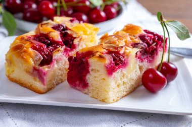 Taze pişmiş kek ve kırmızı sulu ekşi kiraz veya kriek meyveli yakın çekim.