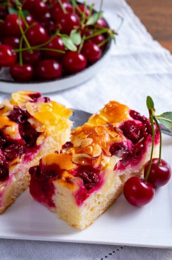 Taze pişmiş kek ve kırmızı sulu ekşi kiraz veya kriek meyveli yakın çekim.