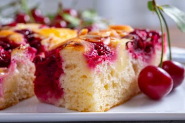 Taze pişmiş kek ve kırmızı sulu ekşi kiraz veya kriek meyveli yakın çekim.