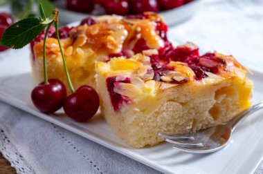 Taze pişmiş kek ve kırmızı sulu ekşi kiraz veya kriek meyveli yakın çekim.