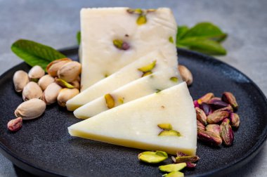 Peynir koleksiyonu, koyun sütünden yapılmış taze İtalyan pecorino peyniri Bronte, Sicilya 'dan fıstıklı şam fıstığı.