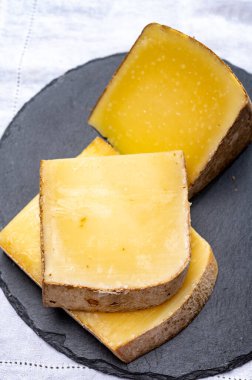 Fransız peyniri kontu, üç çeşit, 1 yıl olgunlaşmış prestij, meyveli meyve aromalı meyve ve vieille rezervi yakın plan.