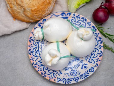 Peynir koleksiyonu, Puglia 'dan taze el yapımı İtalyan peyniri, beyaz burrata topları veya mozarella ve kremadan yapılmış burratina peyniri.