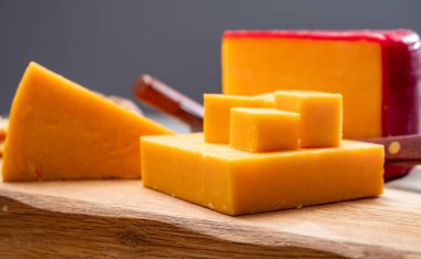 İngiliz kırmızı ağdalı sarı çedar peyniri. Yaklaş.