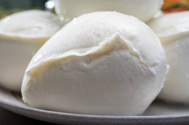 Campania 'dan taze el yapımı yumuşak İtalyan peyniri, inek sütünden yapılmış beyaz bufalo peyniri.