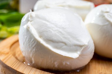 Campania 'dan taze el yapımı yumuşak İtalyan peyniri, inek sütünden yapılmış beyaz bufalo peyniri.