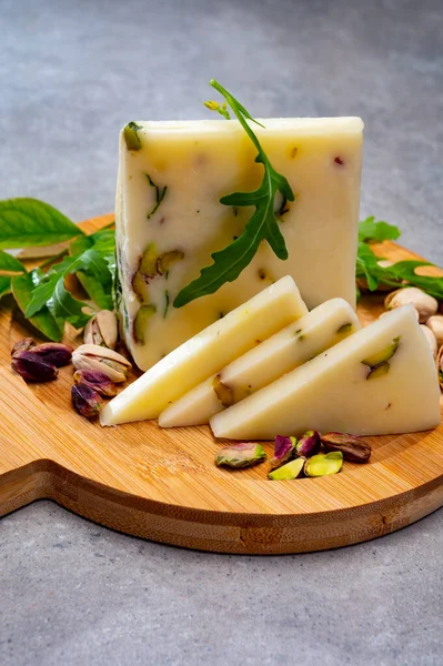 チーズコレクション 新鮮なイタリア産ペコリーノチーズは ブロンテ産のピスタチオナッツとシチリア産のグリーン ルッコラ ロケット サラダが入った羊乳で作られています — ストック写真