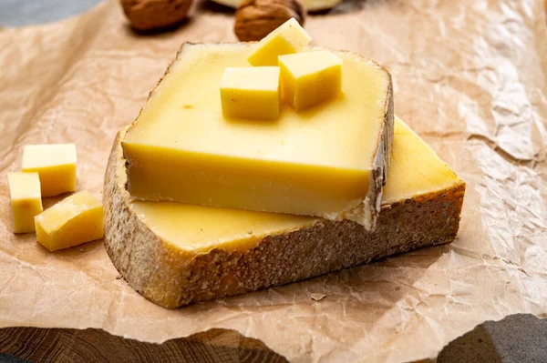 フランスのチーズコンテ 3品種1年熟成プレステージ フルーティーな風味のフルーツとヴィエイユリザーブをクローズアップ — ストック写真
