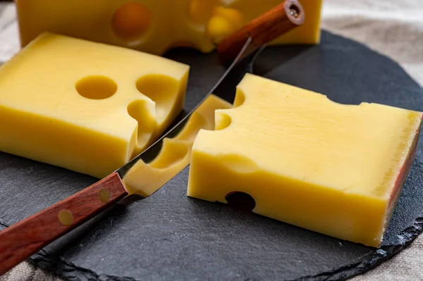 Blok Švýcarské Střední Tvrdý Žlutý Sýr Emmental Nebo Emmentaler Kulatými — Stock fotografie