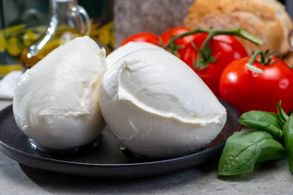 Frischer Handgemachter Italienischer Weichkäse Aus Kampanien Weiße Büffelmozzarella Bällchen Aus — Stockfoto