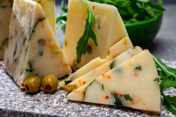 奶酪系列 新鲜的意大利果冻奶酪 用羊奶制成 里面塞满了红辣椒 绿色红辣椒 火箭沙拉和辣椒 — 图库照片