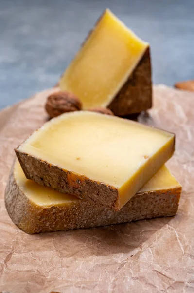 Γαλλικό Τυρί Comte Τρεις Ποικιλίες Έτος Ωρίμανσης Prestige Φρουτώδες Αρωματισμένο — Φωτογραφία Αρχείου