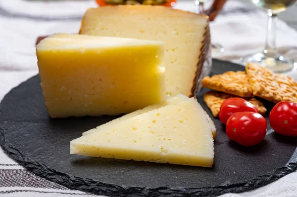 Tapas Españolas Queso Manchego Hecho Leche Oveja Aceitunas Verdes Cerca — Foto de Stock