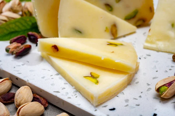奶酪系列 新鲜的意大利果冻奶酪 用羊奶制成 里面塞满了来自西西里勃朗特的开心果 — 图库照片