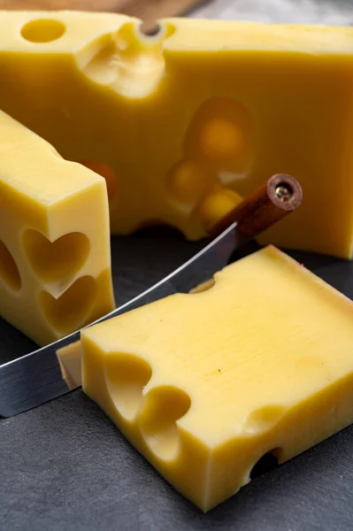 Blok Švýcarské Střední Tvrdý Žlutý Sýr Emmental Nebo Emmentaler Kulatými — Stock fotografie