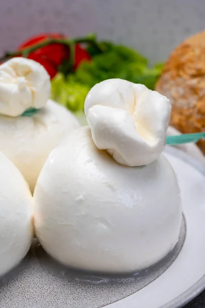 Peynir Koleksiyonu Puglia Dan Taze Talyan Peyniri Beyaz Burrata Topları — Stok fotoğraf