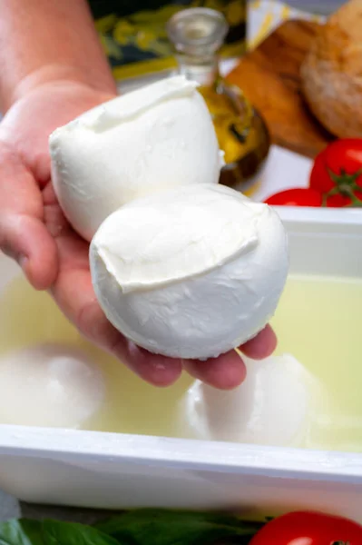 Käsemacher Hält Frischen Italienischen Weichkäse Aus Kampanien Der Hand Weiße — Stockfoto