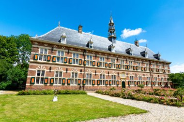 11 Temmuz 2020, Buren, Gelderland, Hollanda. Büyük bir geçmişi olan küçük bir kasabadaki eski Hollandalı evleri.