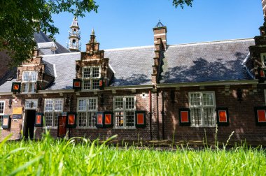 Büyük tarihi olan küçük bir kasabadaki eski Hollanda evleri Buren, Gelderland, Hollanda