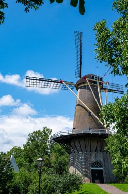 Büyük tarihi olan küçük bir kasabadaki eski Hollanda yel değirmeni Buren, Gelderland, Hollanda