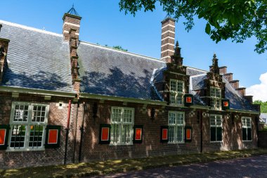 Büyük tarihi olan küçük bir kasabadaki eski Hollanda evleri Buren, Gelderland, Hollanda