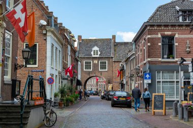 11 Temmuz 2020, Buren, Gelderland, Hollanda. Büyük bir geçmişi olan küçük bir kasabadaki eski Hollandalı evleri.