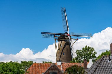 Büyük tarihi olan küçük bir kasabadaki eski Hollanda yel değirmeni Buren, Gelderland, Hollanda