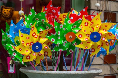 Hediyelik eşya dükkanında satılık renkli çarklar. Kapatın.