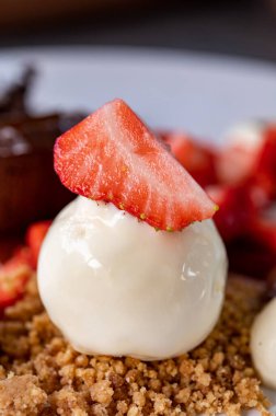 Lezzetli tatlı, sıcak çikolatalı pasta ve taze çilekli vanilyalı dondurma.