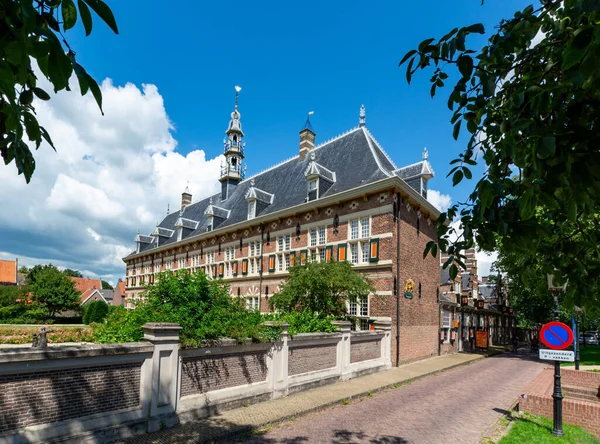 11 Temmuz 2020, Buren, Gelderland, Hollanda. Büyük bir geçmişi olan küçük bir kasabadaki eski Hollandalı evleri.