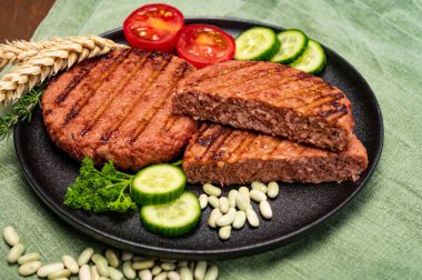 Lifli bitkinin kaynağı vejetaryen soya proteini ızgara burger, etsiz sağlıklı yiyecek yakın plan.