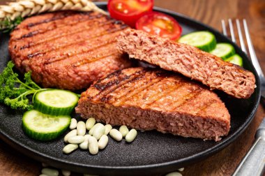 Lifli bitkinin kaynağı vejetaryen soya proteini ızgara burger, etsiz sağlıklı yiyecek yakın plan.
