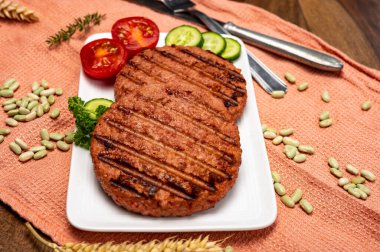Lifli bitkinin kaynağı vejetaryen soya proteini ızgara burger, etsiz sağlıklı yiyecek yakın plan.