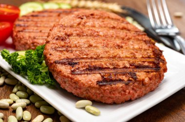 Lifli bitkinin kaynağı vejetaryen soya proteini ızgara burger, etsiz sağlıklı yiyecek yakın plan.