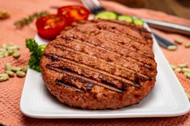 Lifli bitkinin kaynağı vejetaryen soya proteini ızgara burger, etsiz sağlıklı yiyecek yakın plan.