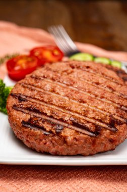 Lifli bitkinin kaynağı vejetaryen soya proteini ızgara burger, etsiz sağlıklı yiyecek yakın plan.