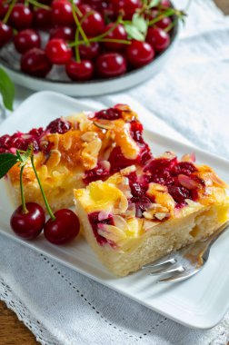 Taze pişmiş kek ve kırmızı sulu ekşi kiraz veya kriek meyveli yakın çekim.