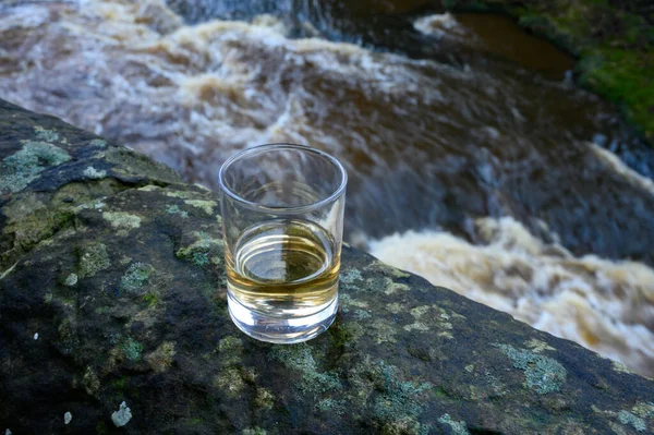 Scotch Single Malts Blended Whisky Spirits Glasses Water River Spey — Stock Photo, Image